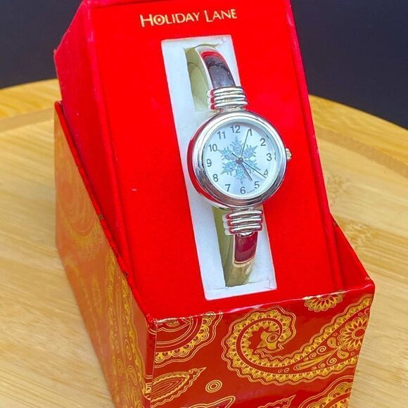 Ladies NWOT spring clasp Holiday Lane watch by Macy’s in exceptional condition - Picture 3 of 7